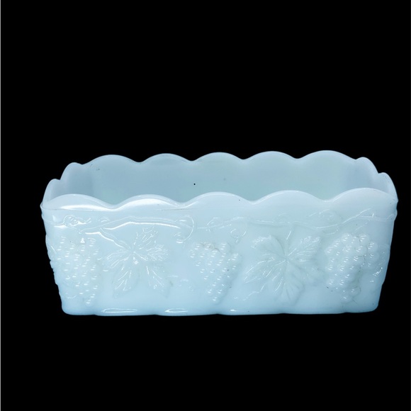 Vintage 1960s Anchor Hocking Fire King Milk Glass Grape & Leaf Patterned Planter - Picture 5 of 9